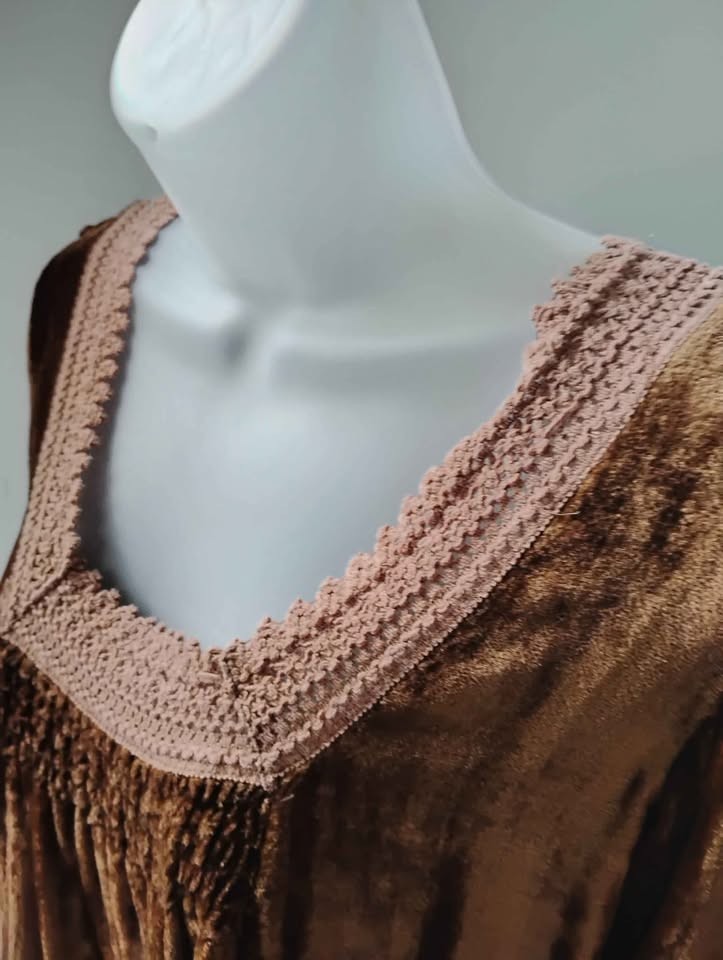 Women’s Medium Top Gold Velvet Long Sleeves Empire Style Bric-A-Brac Trim