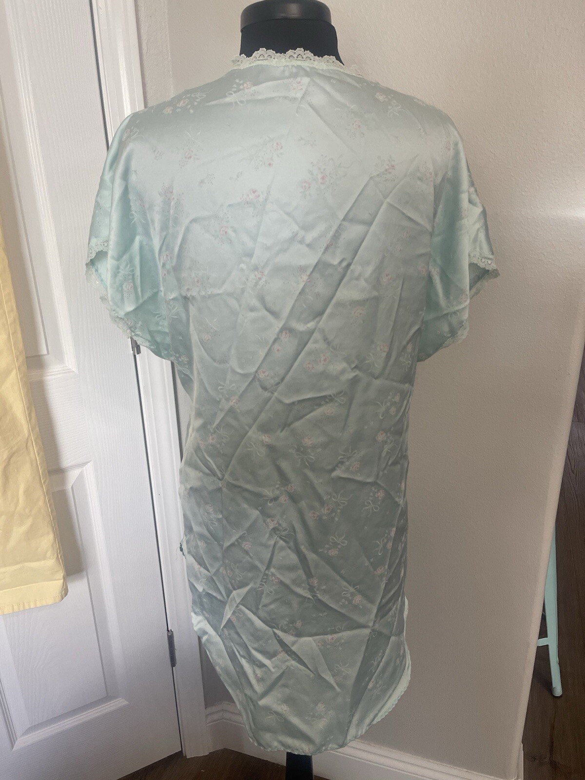 Vintage Val Mode Lingerie Ice Blue Floral Neck Short Sleeve Nightgown Sz Large