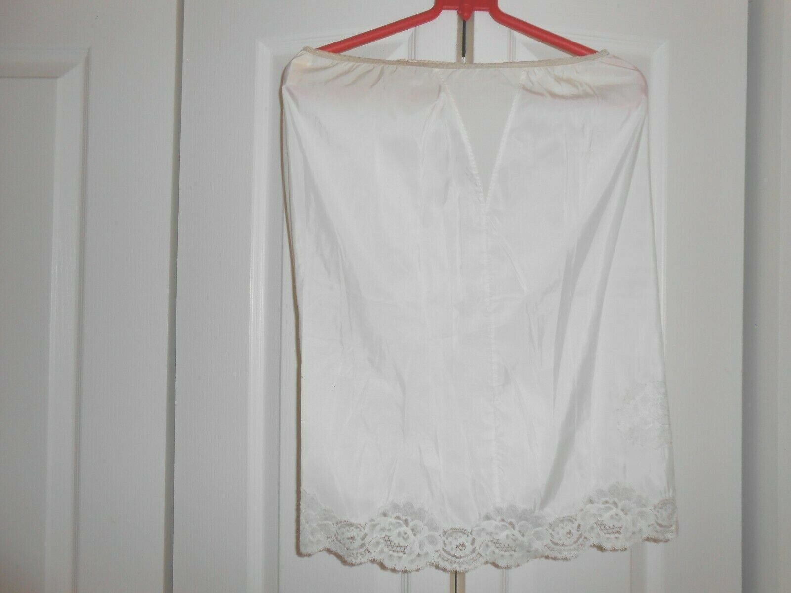 VINTAGE SLIP–ILGWU–50% NYLON/ 50% DACRON POLY–EMBELISHED WITH LACE