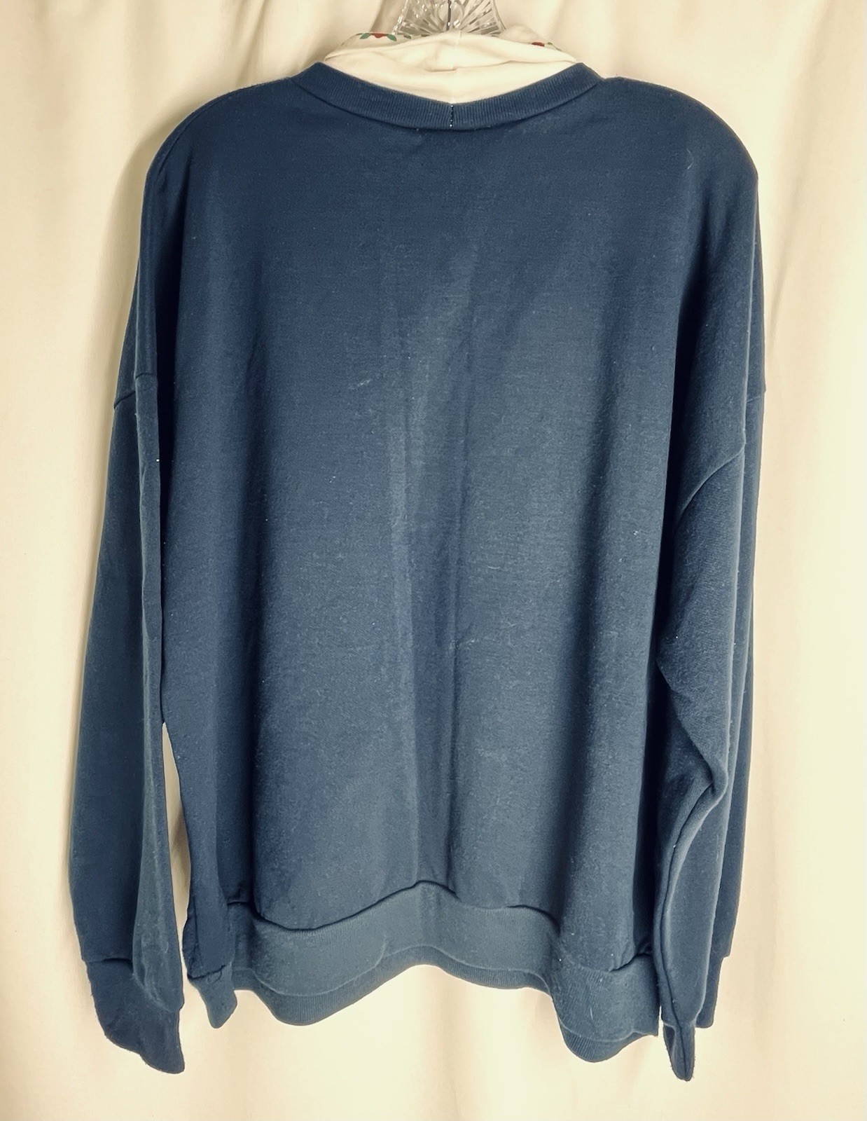 Sweatshirt ACT lll Size Medium Turtleneck Barn Scene On Vinyl Dark Blue