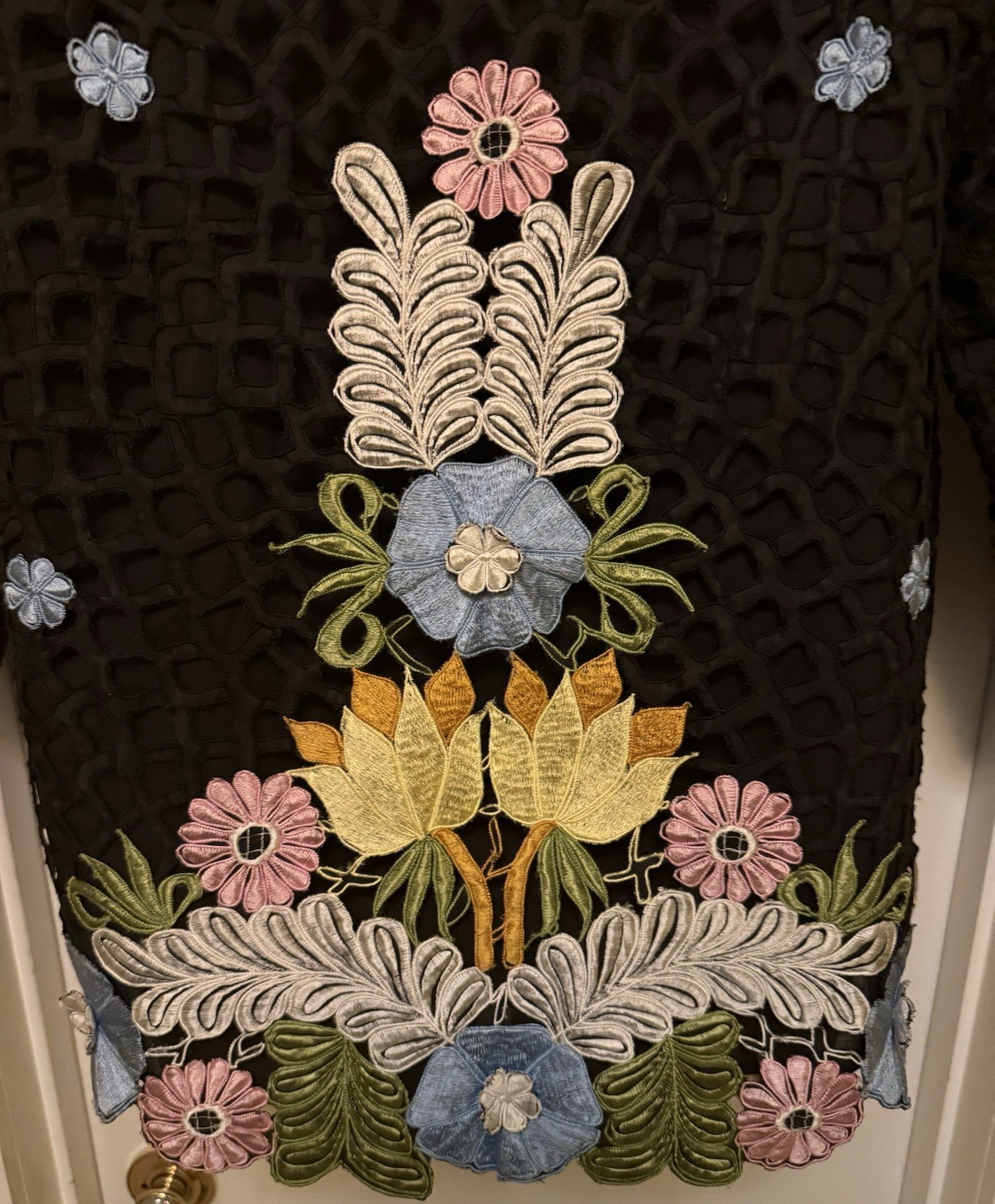 WOMENS ~EXQUISITE~ CARO HONOLULU BLACK EMBROIDERED FLOWER SHIRT TOP Sz M VINTAGE