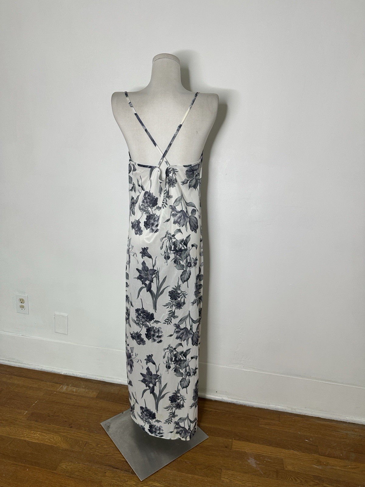 Vintage 80s Photorealistic Floral Moody Lounging Dress