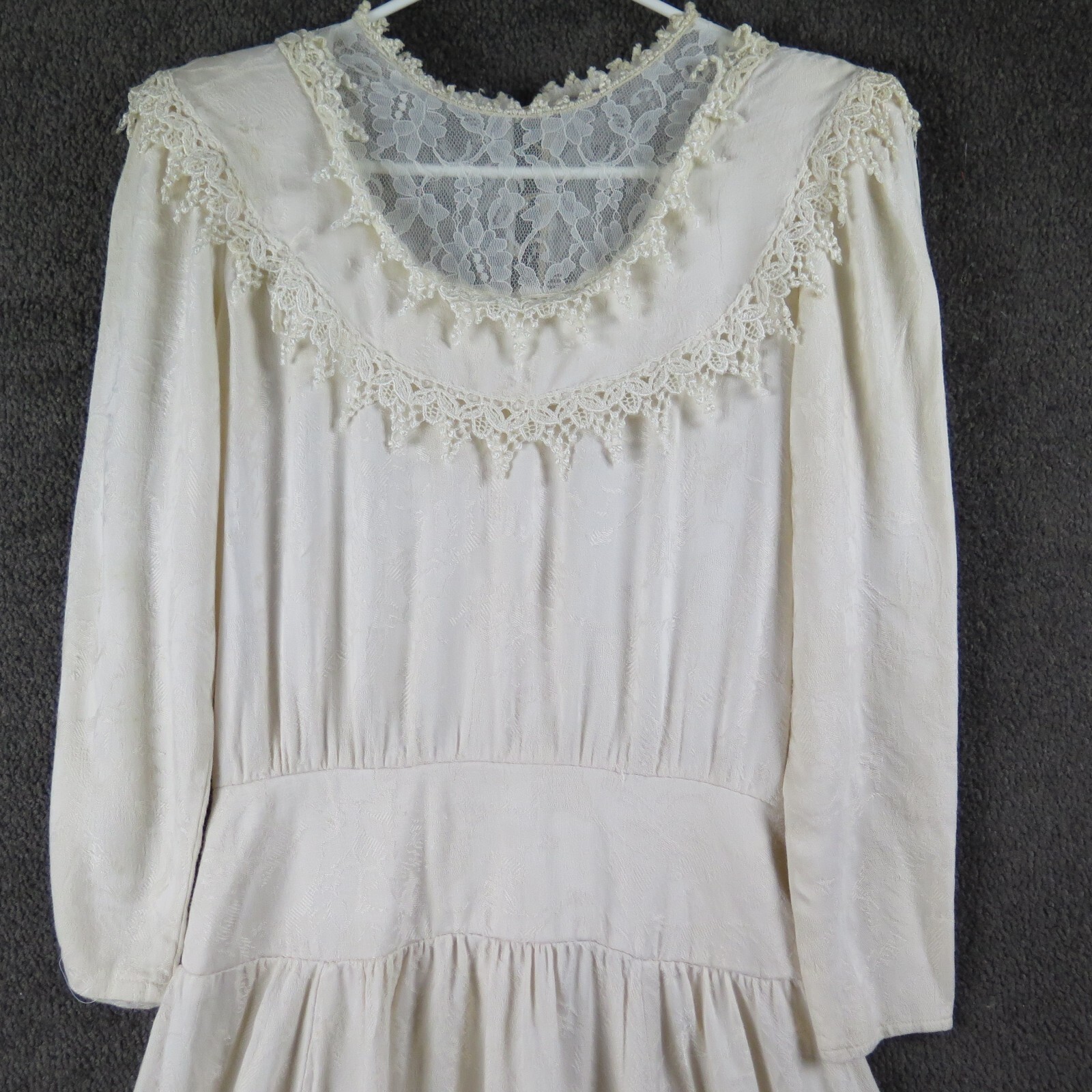 Vtg Cream Lace Dress Women’s size 5/6 Unbranded 80’s Soft Fabric Padded Shoulder