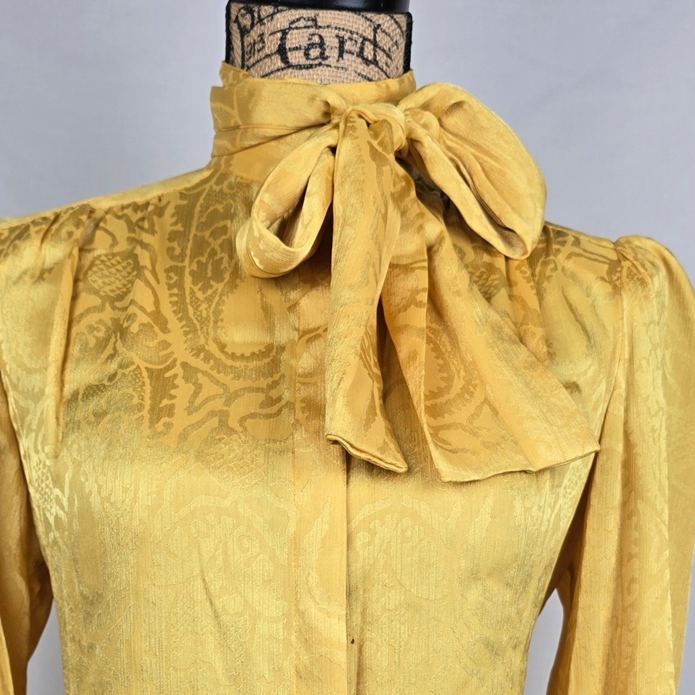 La Chine Classic Galinda Wang Vtg. Mustard Yellow Paisley Jacquard Bow Blouse 4