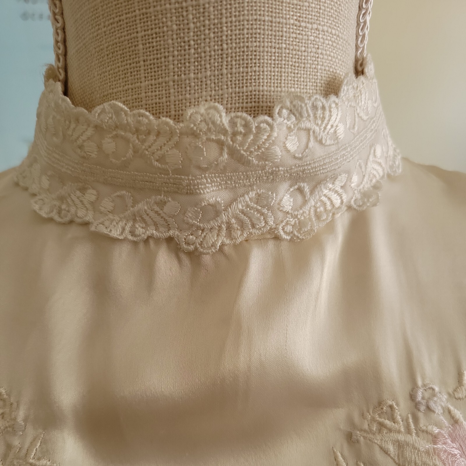 V5g 80s Victorian Blouse puff sleeve high collar embroidery satin