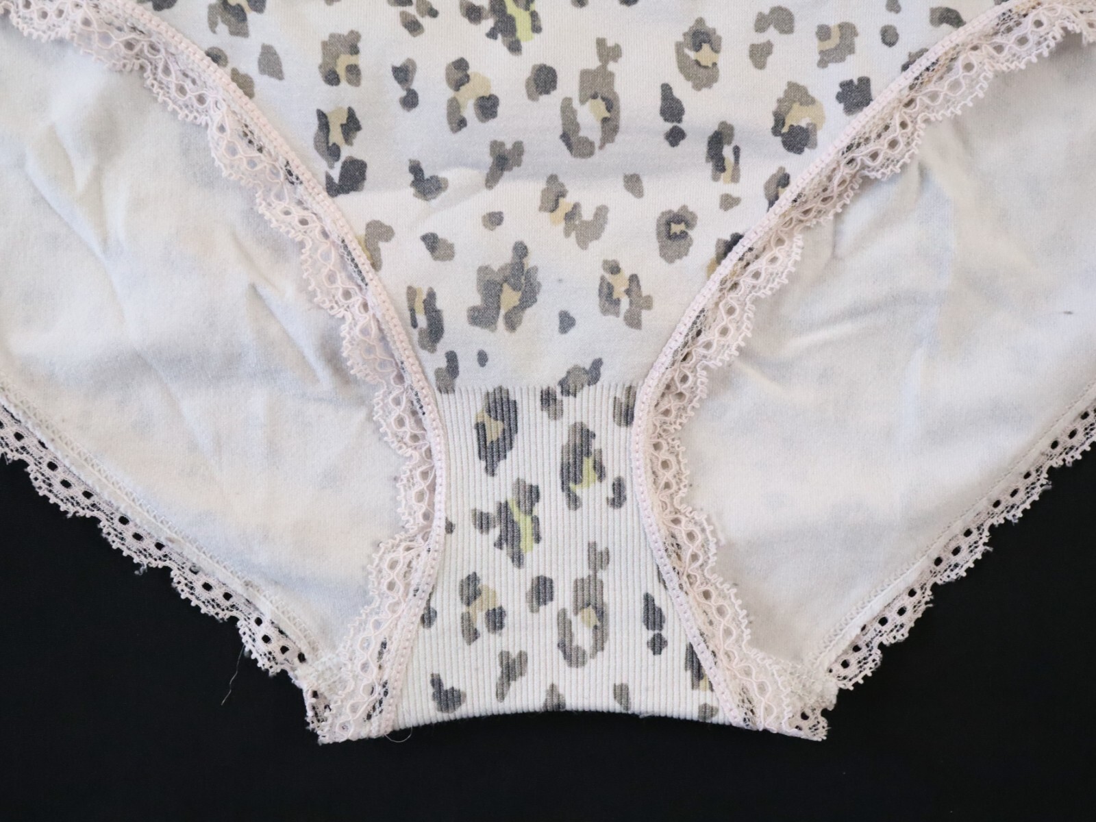 VTG 2011 Victoria’s Secret Seamless Ruffle Hiphugger Panty Size LARGE