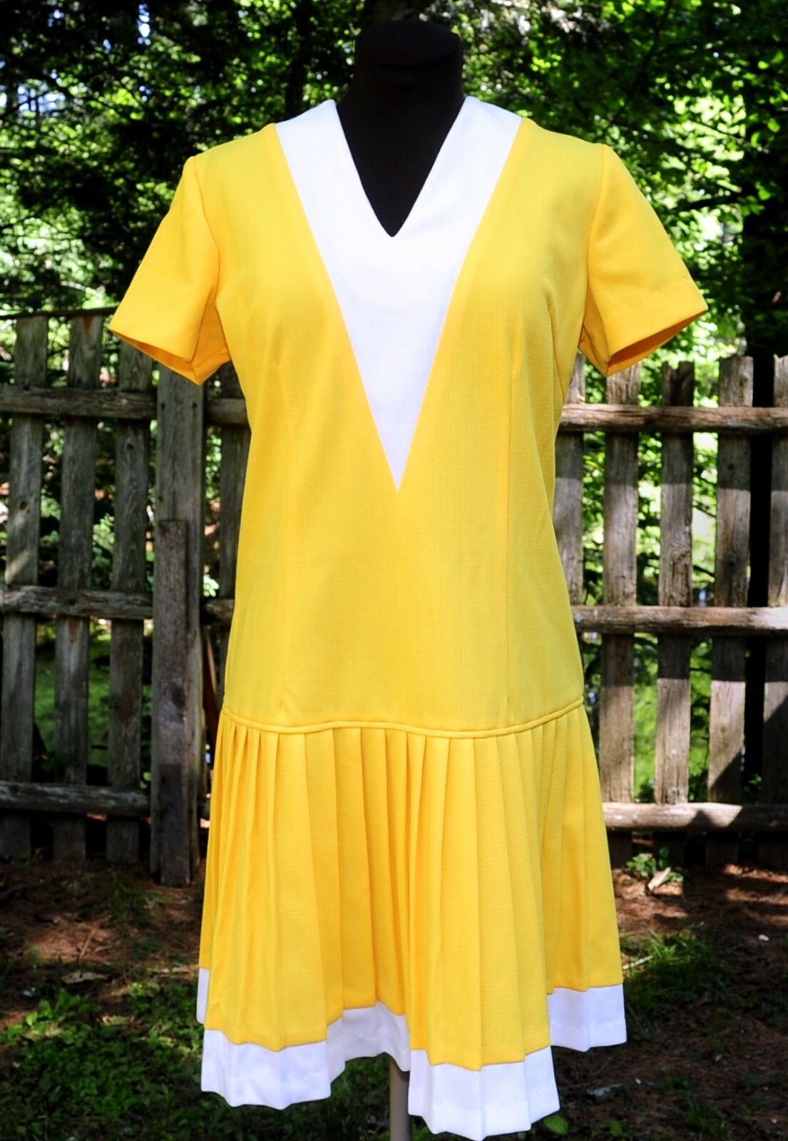Vintage 60’s Bright Sun Yellow Pleated Poly Scooter Shift Dress MED „V” Neckline
