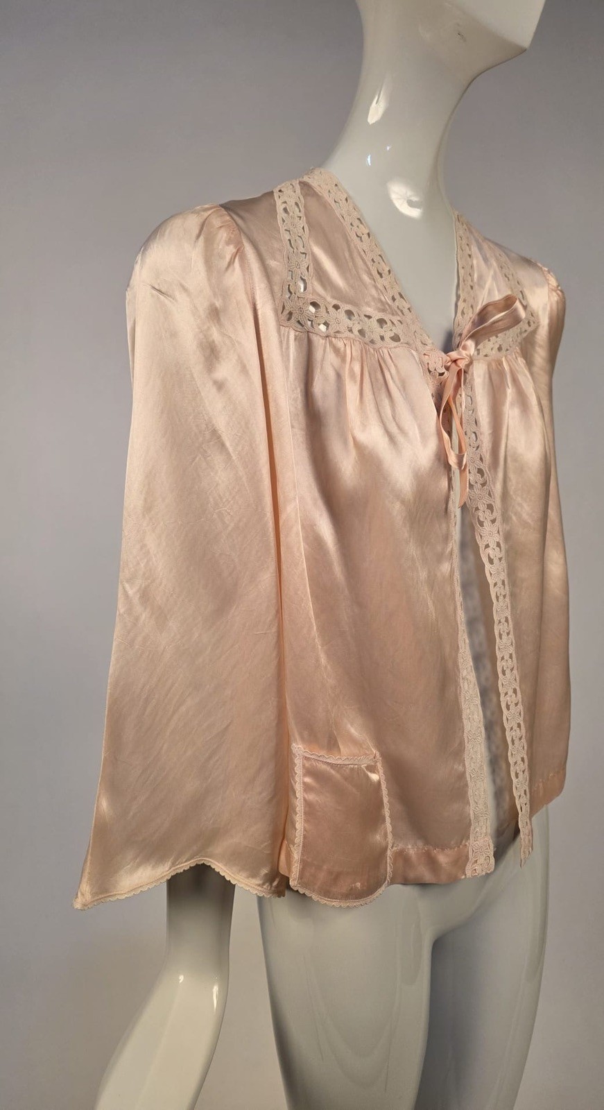 ANTIQUE 1930’S SLIPPERY SATIN FINISH RAYON BED JACKET W LACE