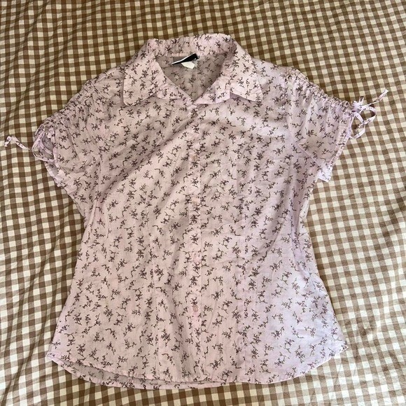 Y2K 2000s fashion bug Pink floral blouse