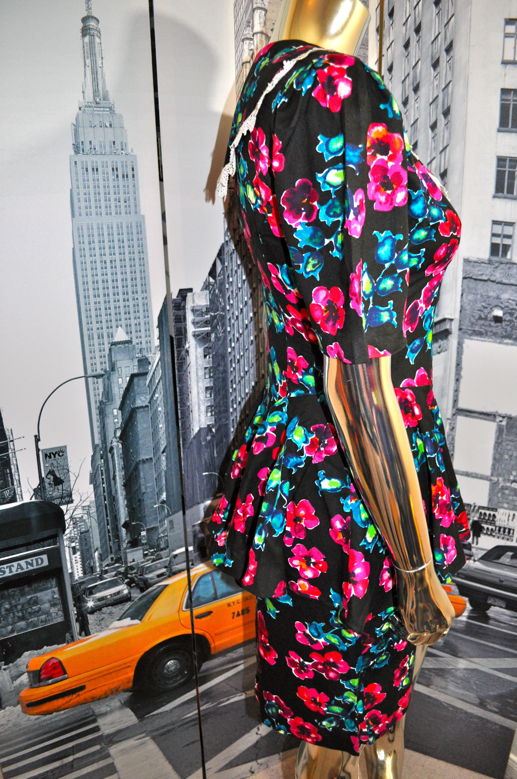 VINTAGE 80’S BOLD SHOULDERS BRIGHT MULTI FLORAL PEPLUM DRESS SIZE 3/4