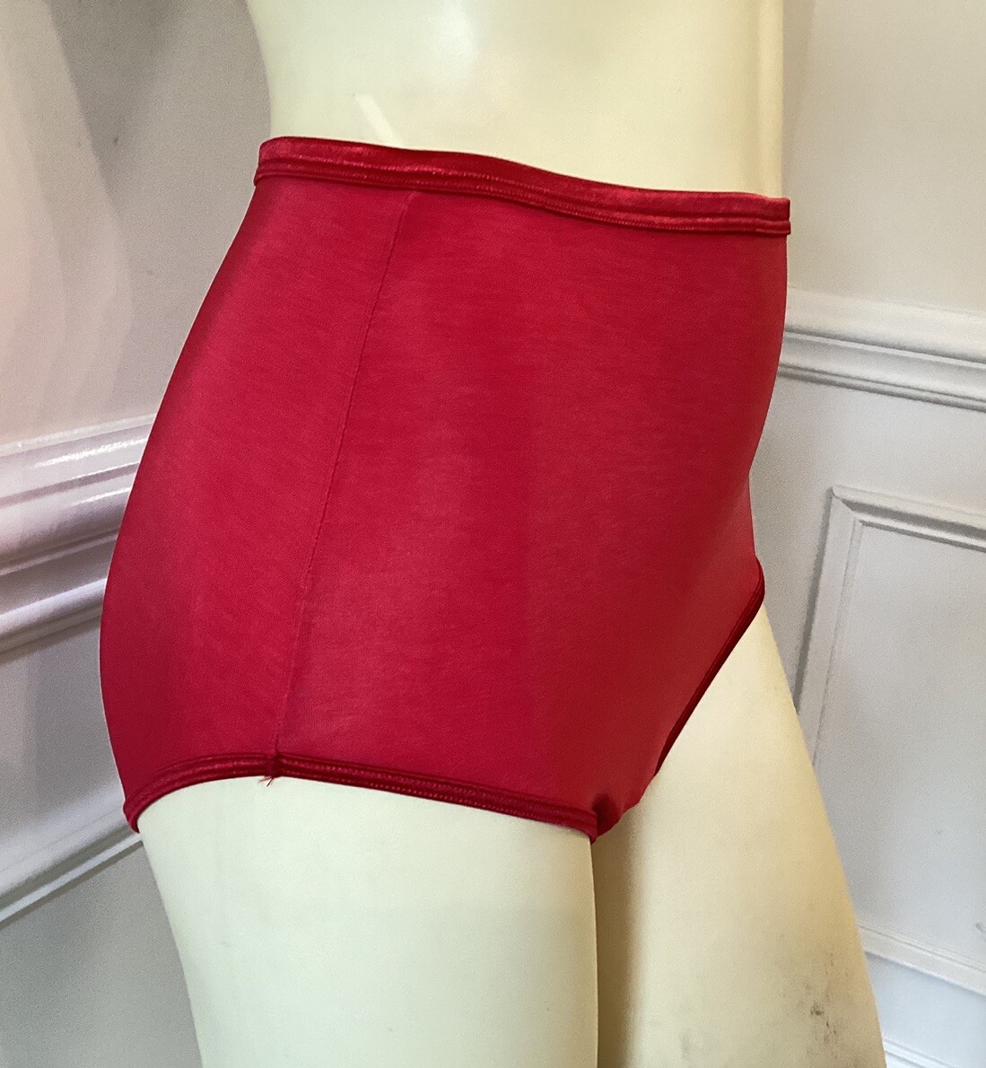Vanity Fair 13-109 SZ 7 RED VINTAGE NYLON SPANDEX BRIEFS SECOND SKIN SHINY TRIM