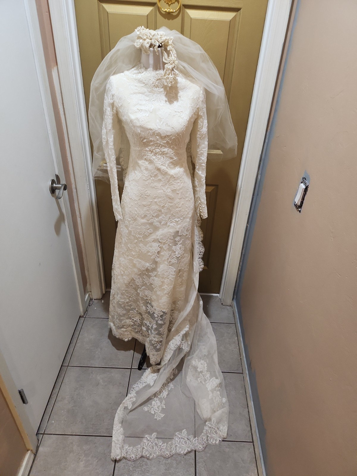 VTG 1960s Alfred Angelo Edythe Vincent Lace Gown Veil Set