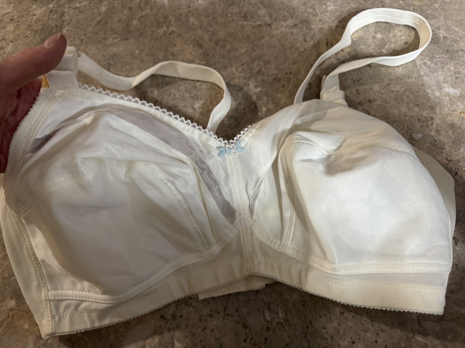 VINTAGE MAGIC TOUCH GLAMORISE BRA! 40 C. CREAM
