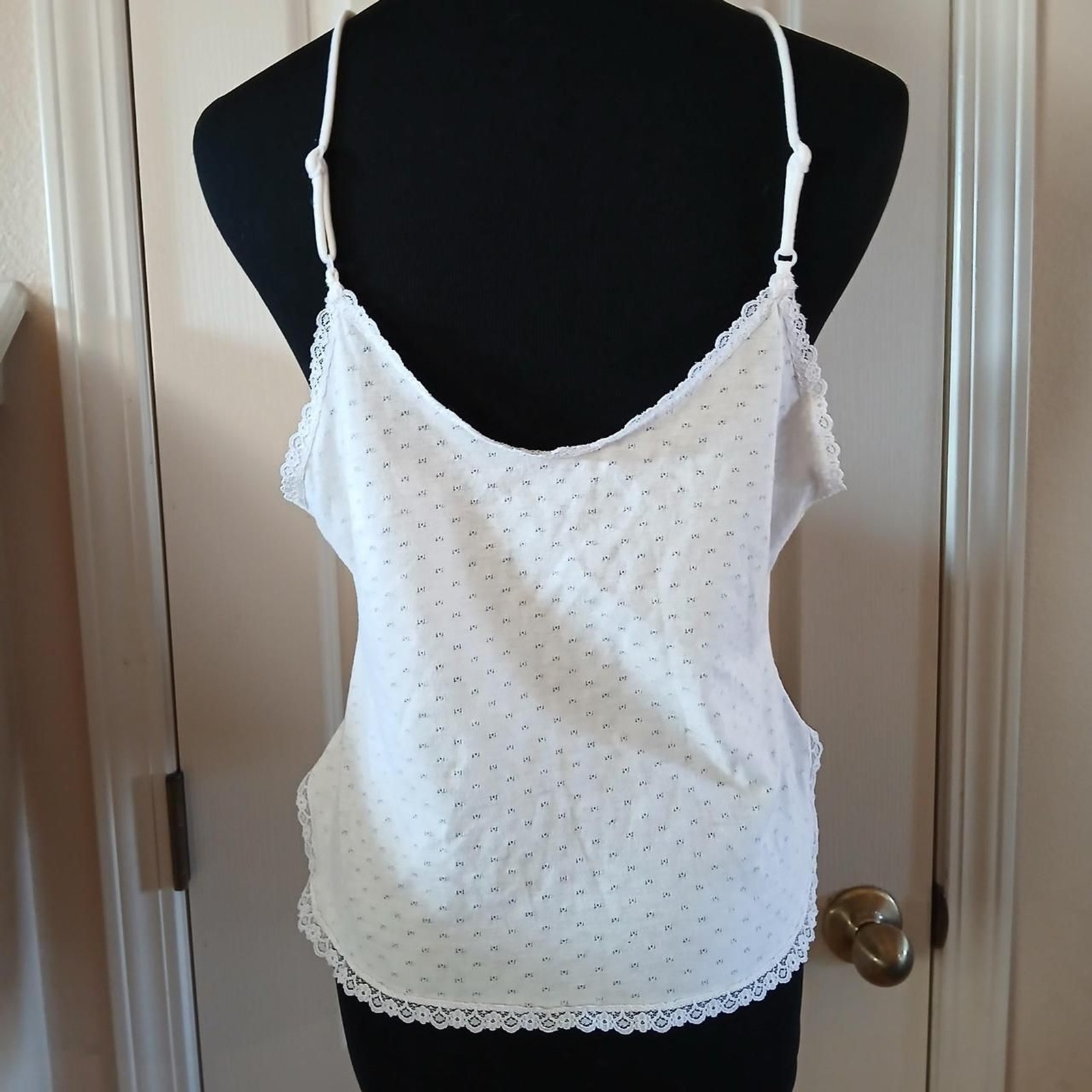 Vintage eyelet cami v-neck tank top lace trim floral embroidery faux pearl bow L