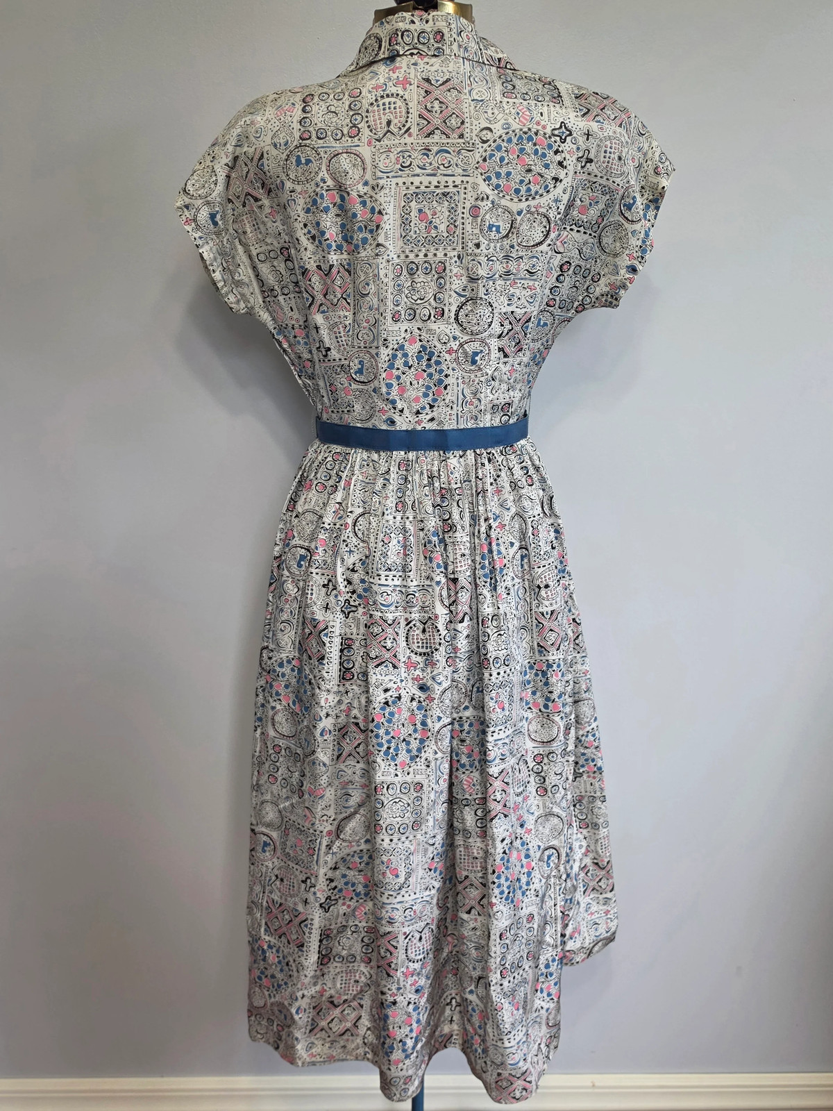 Vintage 1940s 1950s White Blue Pink Abstract Novelty Print Dress Animals Birds