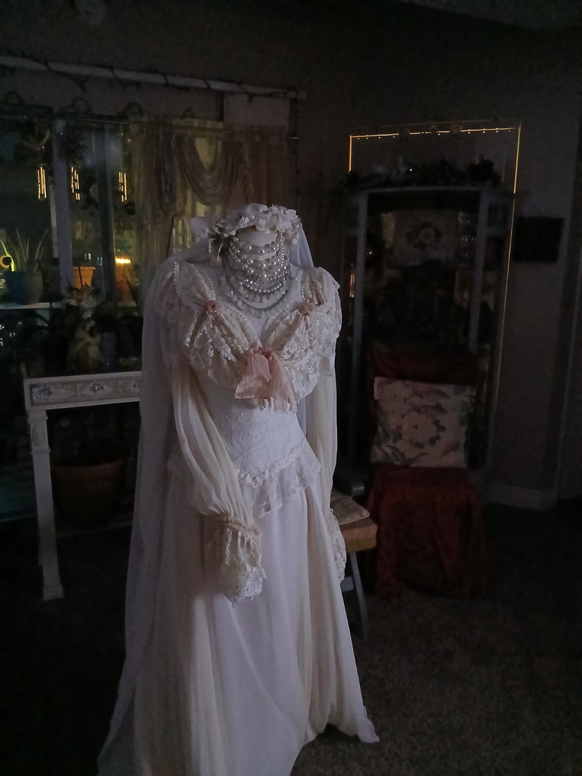 Vintage Wedding Dress With Hand-Designed Wedding Veil (S-M)