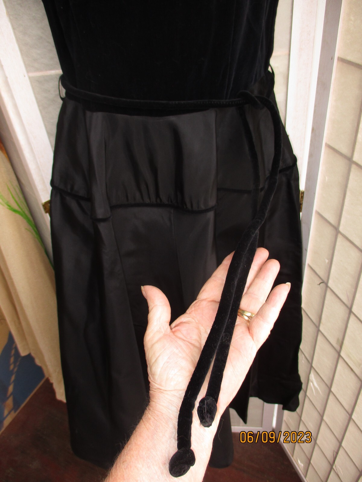 40s Black Velvet and Taffeta Dress w/tie belt sz35x24xfree