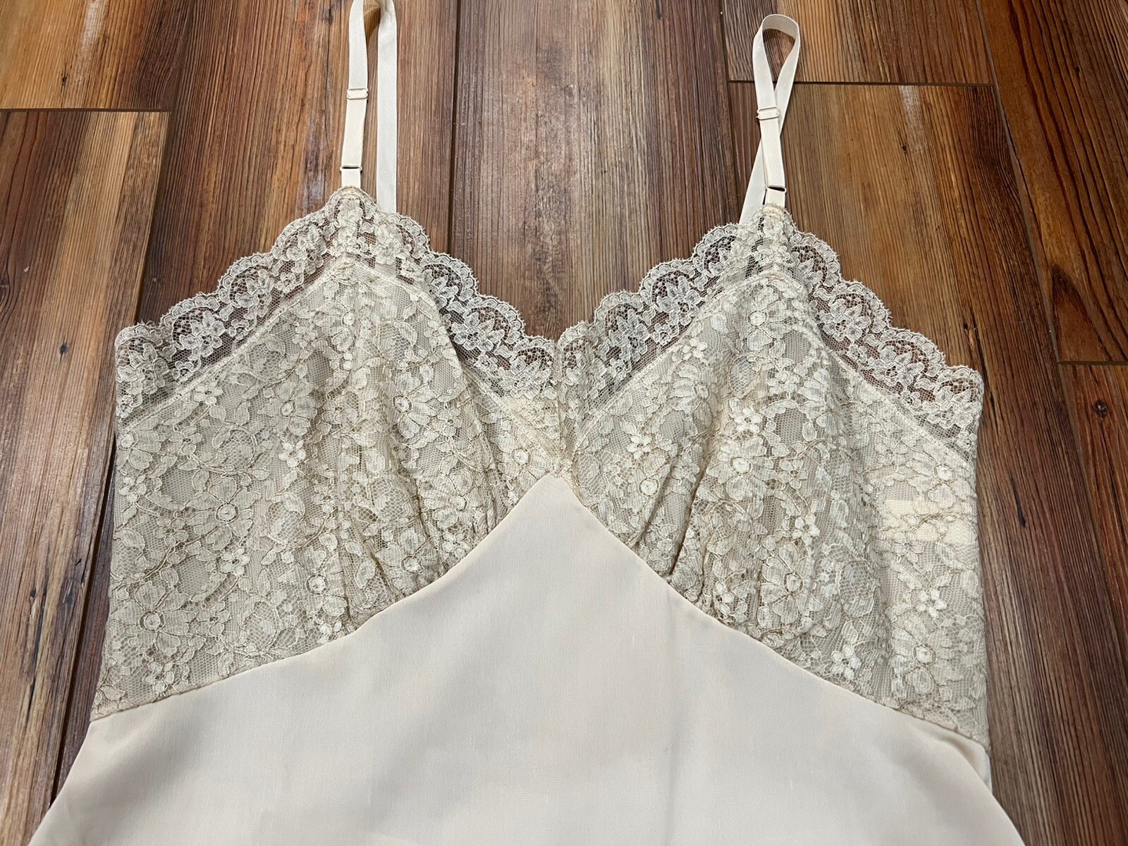 Vintage Munsingwear Size M 36 Beige Sexy Lace Full Dress Slip Silky Nylon NWT
