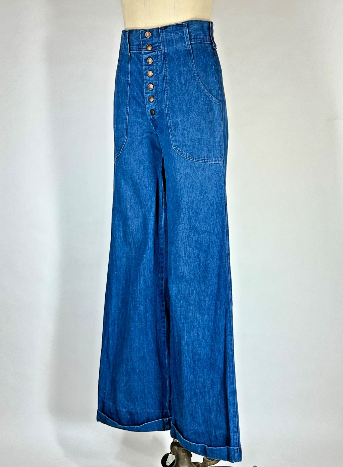 Vintage 1970’s medium wash blue 100% cotton denim high waist bell bottoms 28w