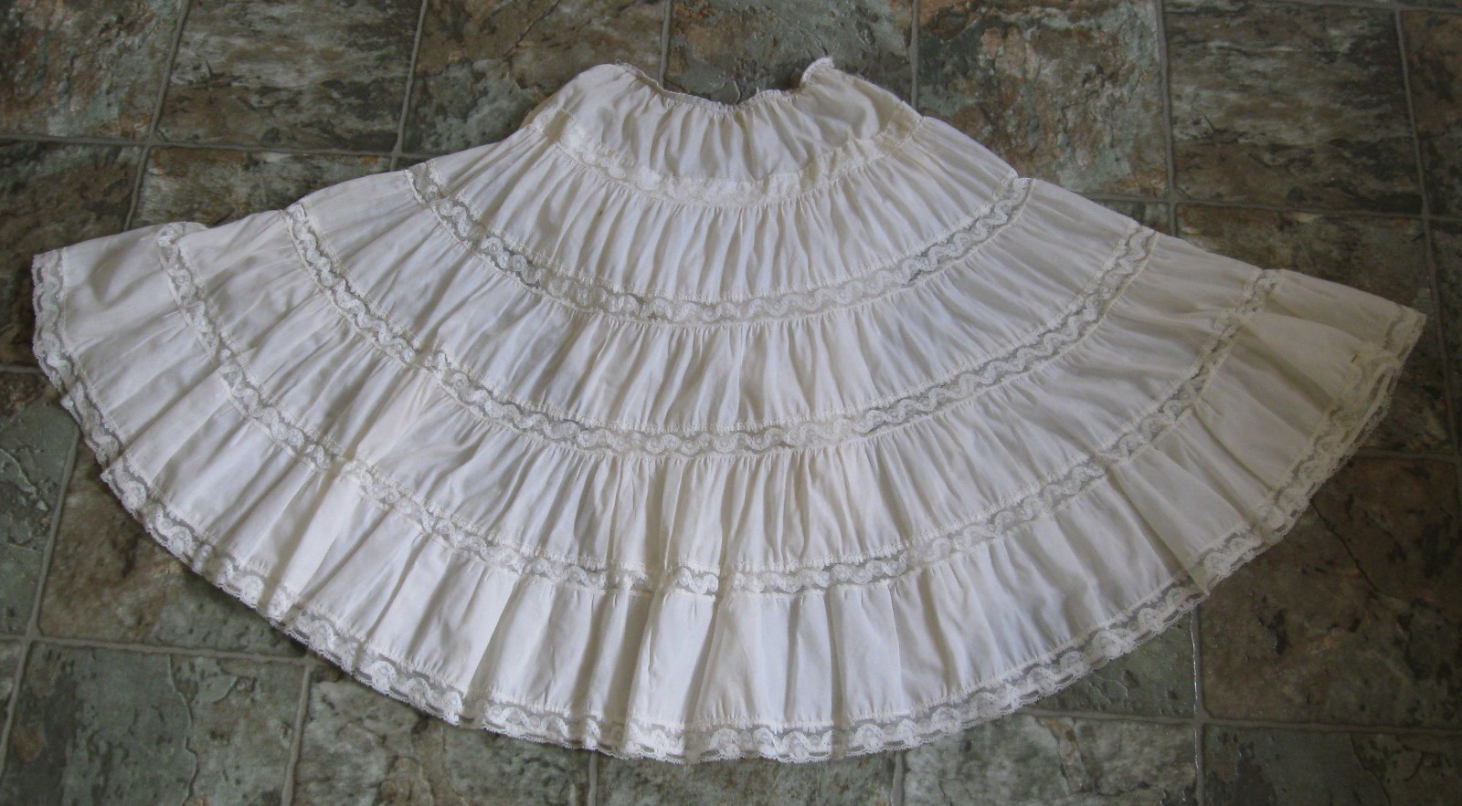 WOMEN’S VINTAGE NEWFORM RUFFLED WITH LACE INSERTS PETTICOAT 2 LAYERS SIZE SMALL