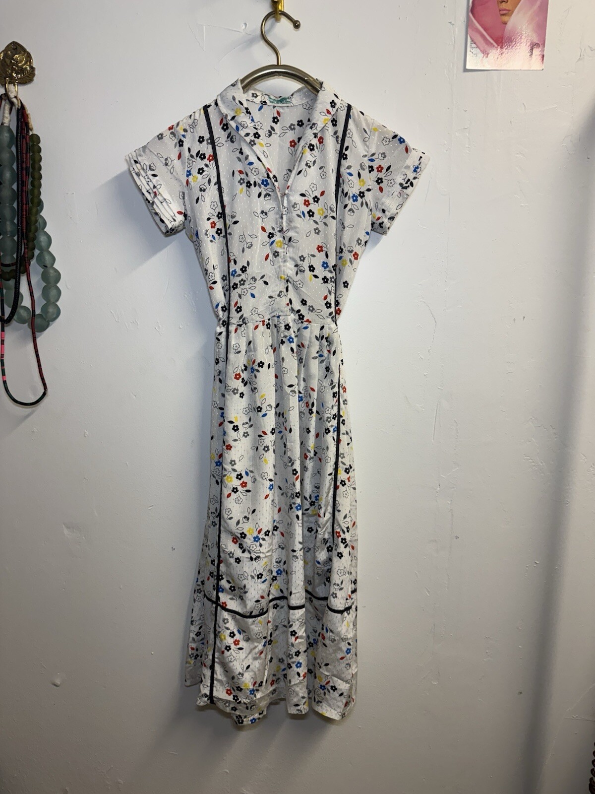 Vintage floral dress size small excellent condition white black, red yellow blue