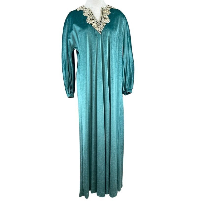 Vintage 70s LUCIE ANN Womens (M/L) Velour Night Gown Gold Mobwife Glam Roper
