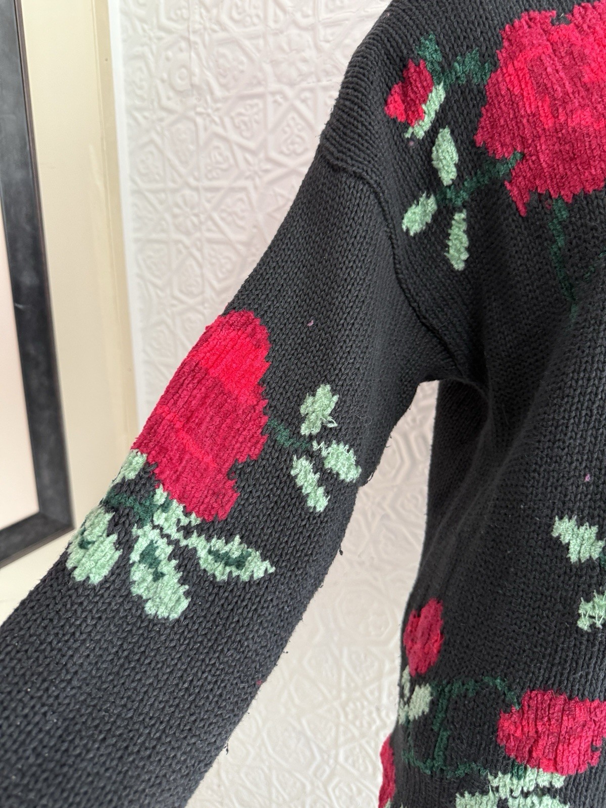 vintage 1980s/90s black floral intarsia sweater chenille cotton roses oversize M