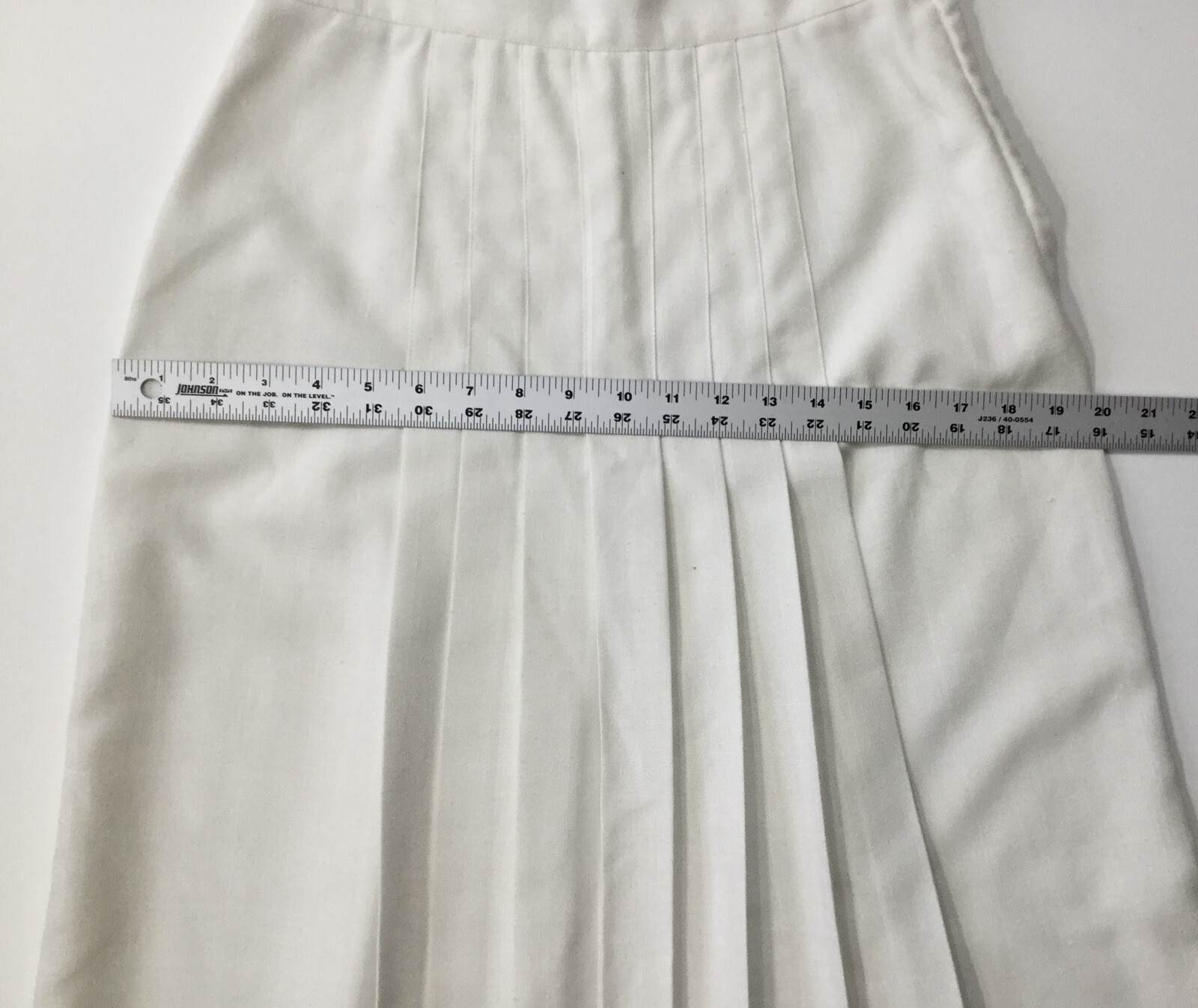 VINTAGE Pleated White Ivory Women’s Knee Length Skirt Sz 27 Counterparts (217)