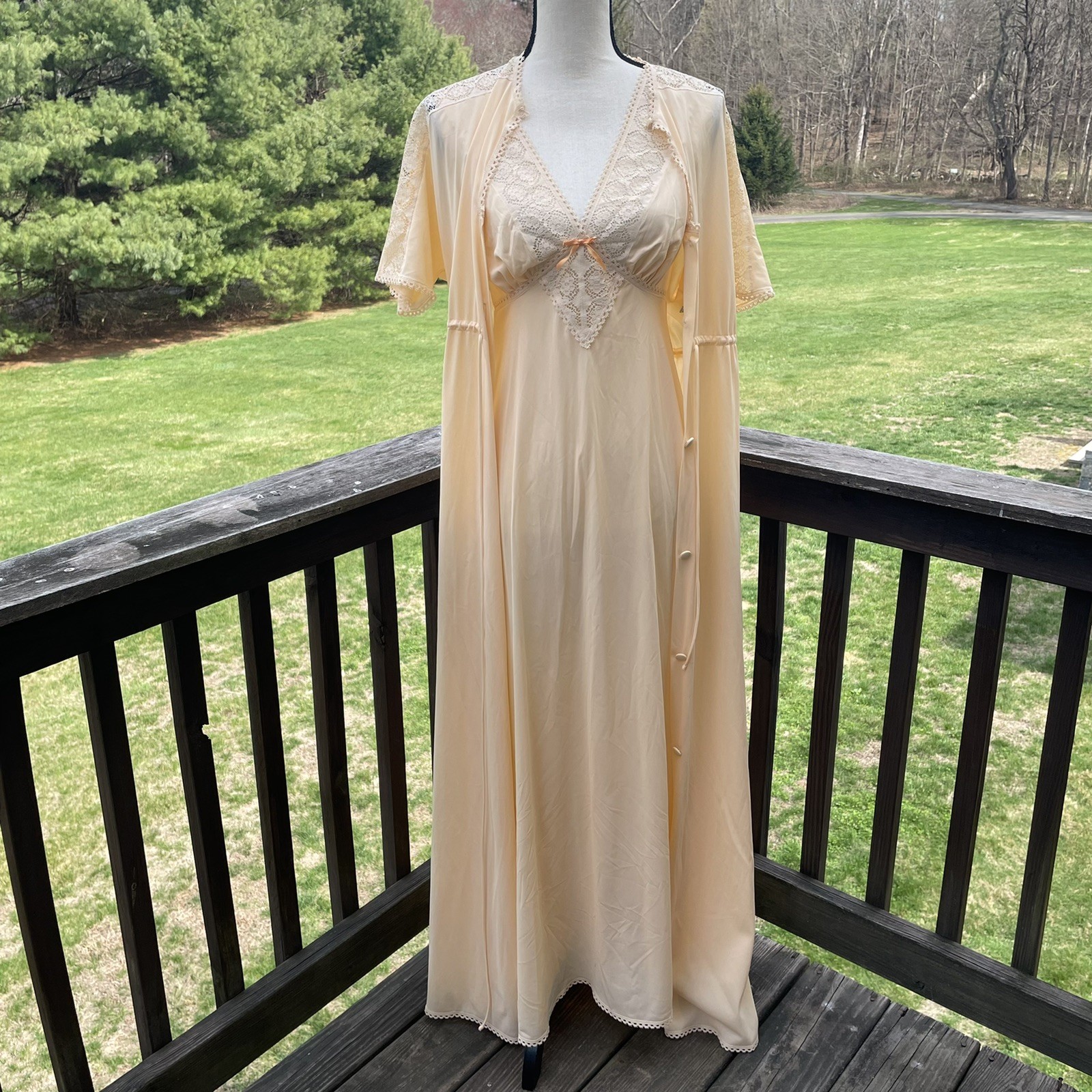 VANITY FAIR Peignoir Set Dressing Gown Robe Lace Peach Dainty Nylon 70s Vtg