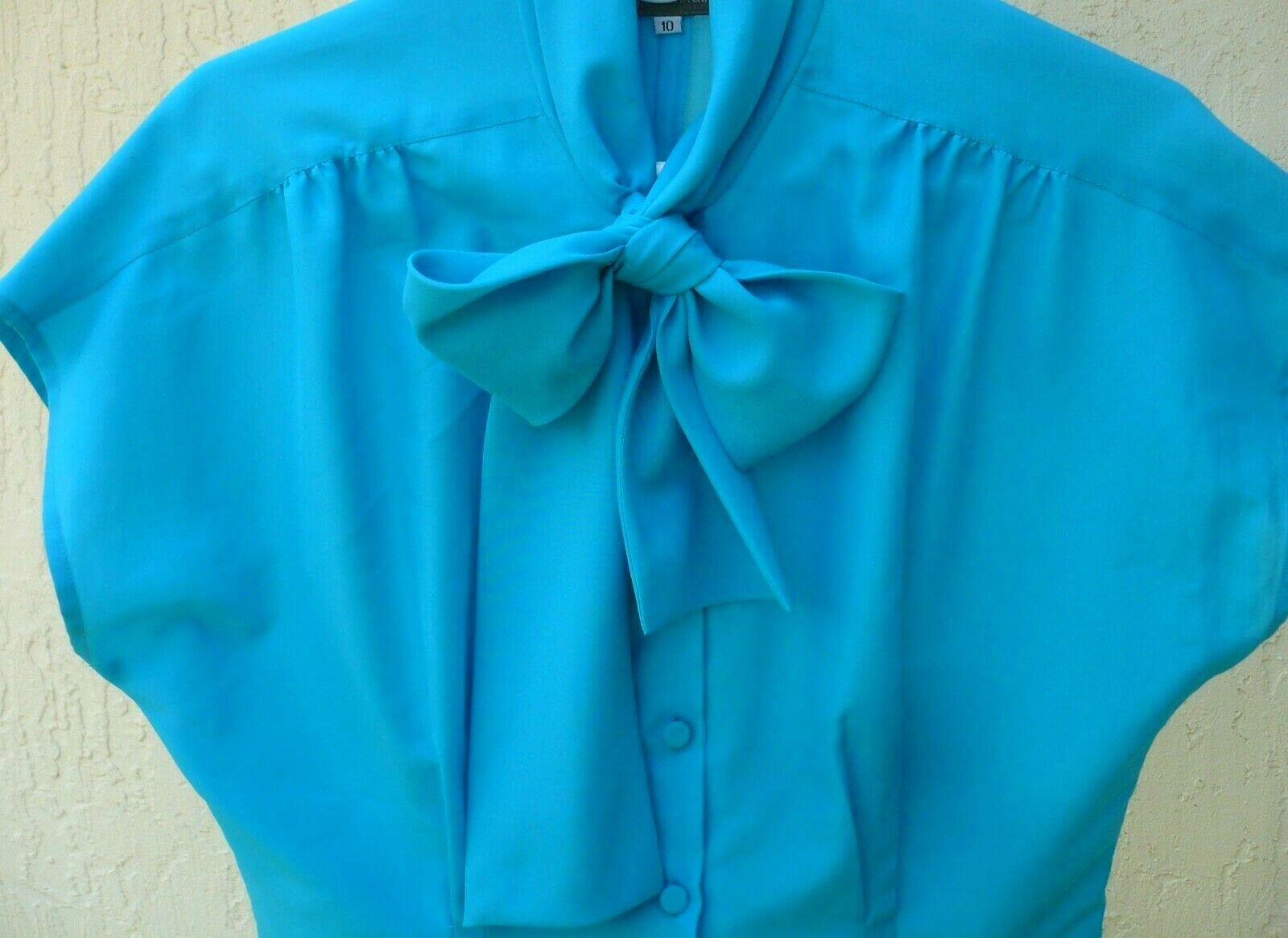 LADY MANHATTAN M L 10 KITTEN BOW SLEEVELESS FITTED SOLID TURQUOISE SILKY BLOUSE
