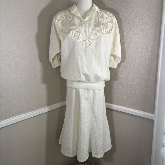 2 Piece Short Sleeve Embroidered Yolk Top and Skirt Set Size Medium 80s Vintage