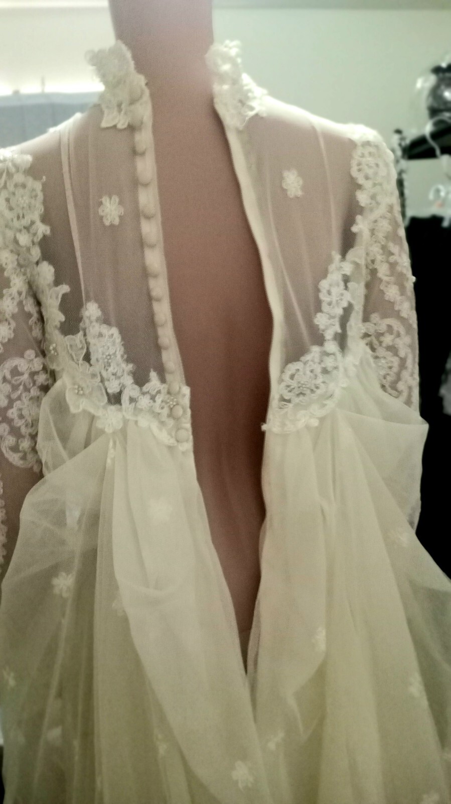 VINTAGE 60’s FRENCH CHANTILLY LACE HANDMADE BEIGE CLASSIC WEDDING DRESS SIZE 4