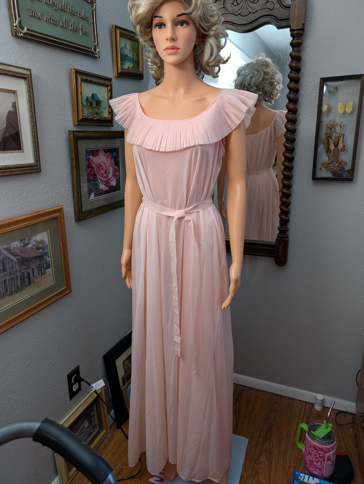 Vtg Vanity Fair „Coquette” pleated negligee, rare color~lite apricot/ peach