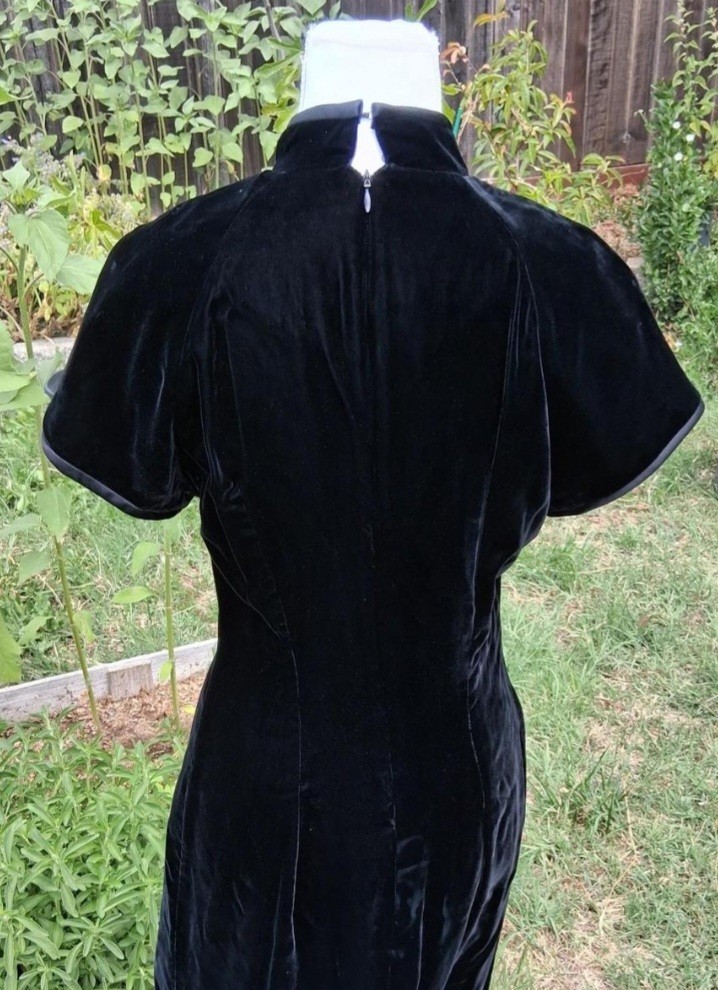 Vintage Virgo II Black Velvet Cheongsam Dress. Size 6.