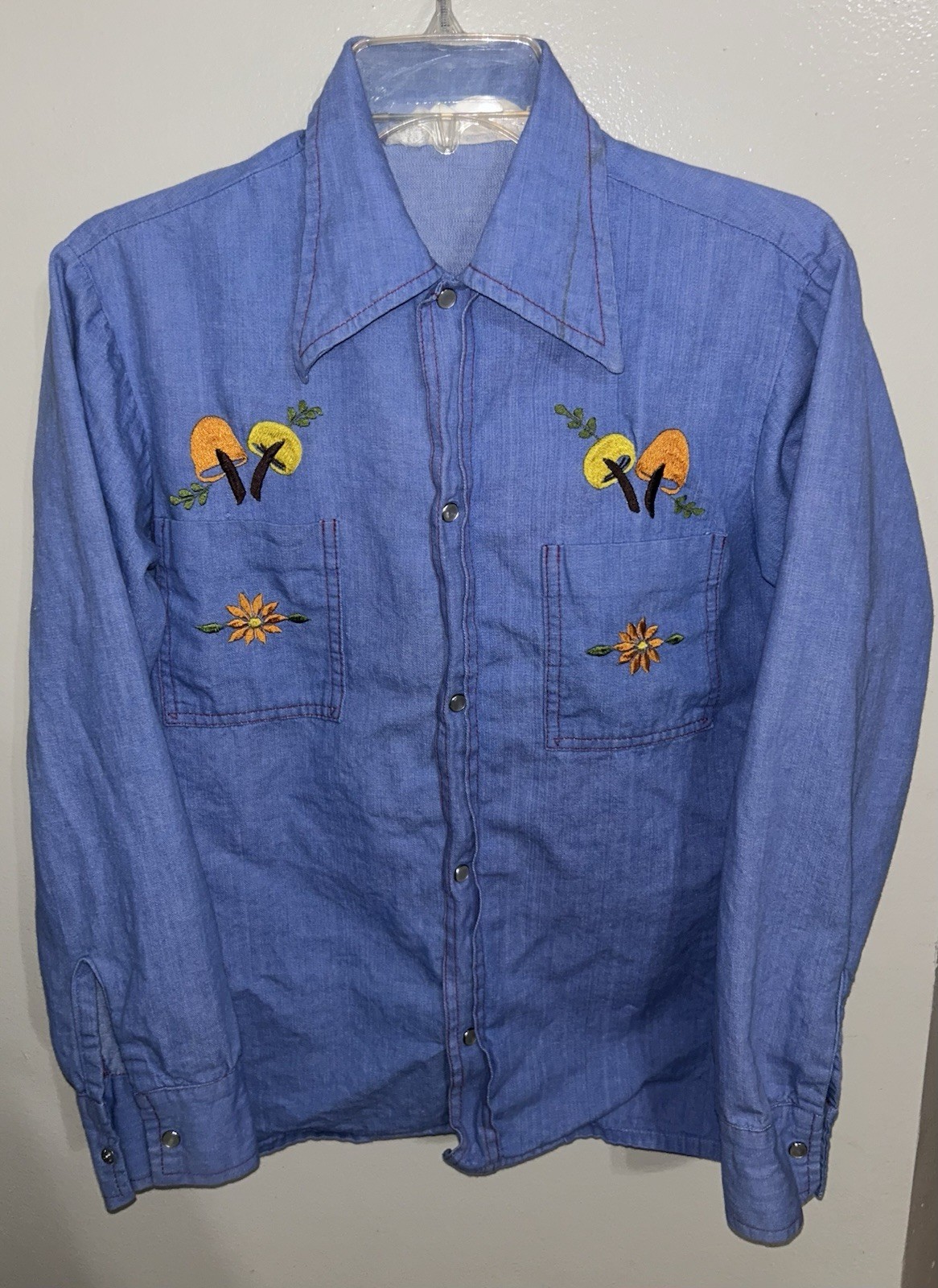 Vintage 70s Denim Embroidery Women’s Shirt Mushroom Flowers Collar Bordados M