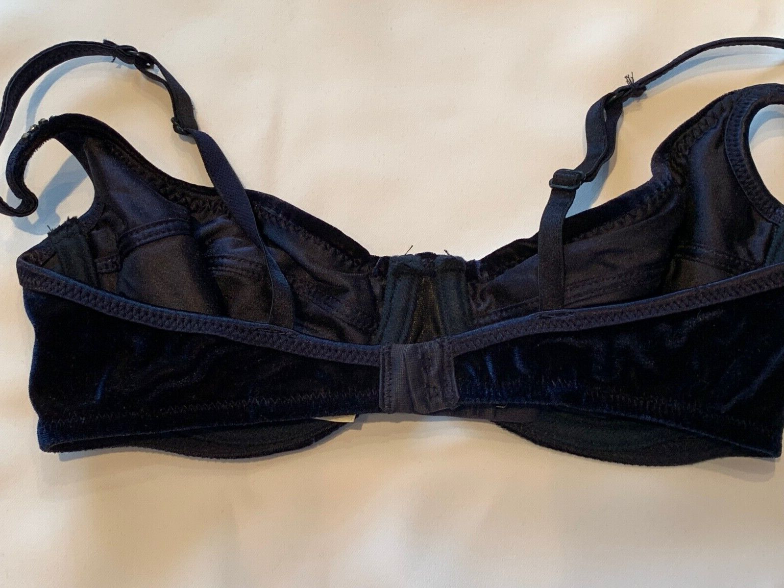 VINTAGE VICTORIA’S SECRET DARK NAVY BLUE VELVET/RHINESTONE UNDERWIRE BRA 34B