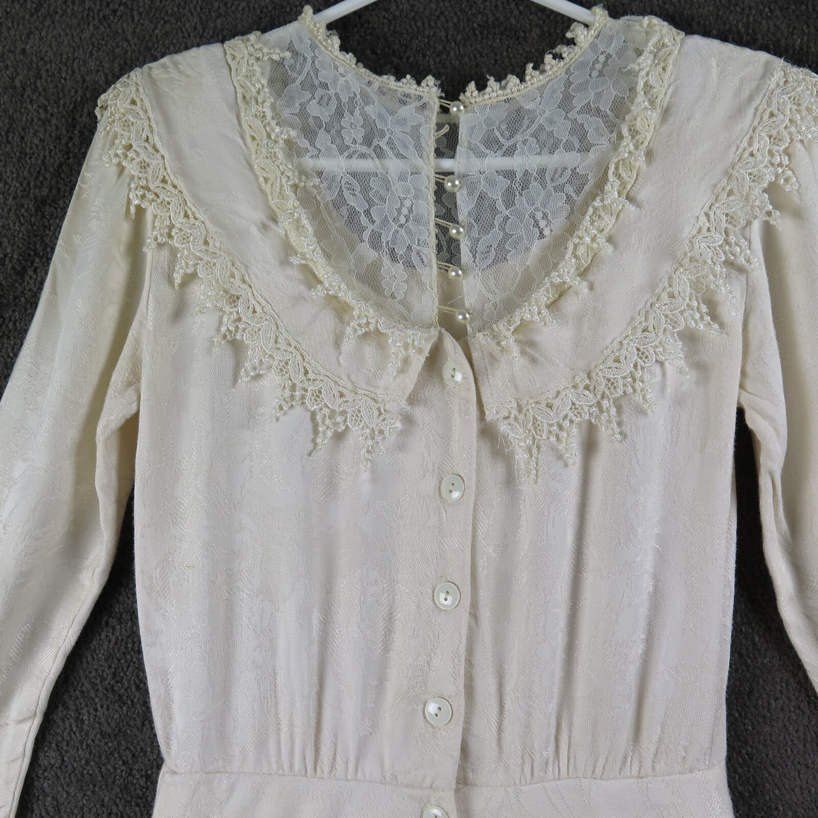 Vtg Cream Lace Dress Women’s size 5/6 Unbranded 80’s Soft Fabric Padded Shoulder