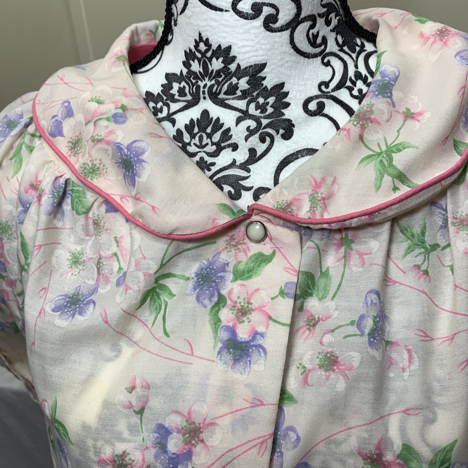 Vintage Women’s Robe Snap Front Duster Size Medium House Dress Lounger Pockets