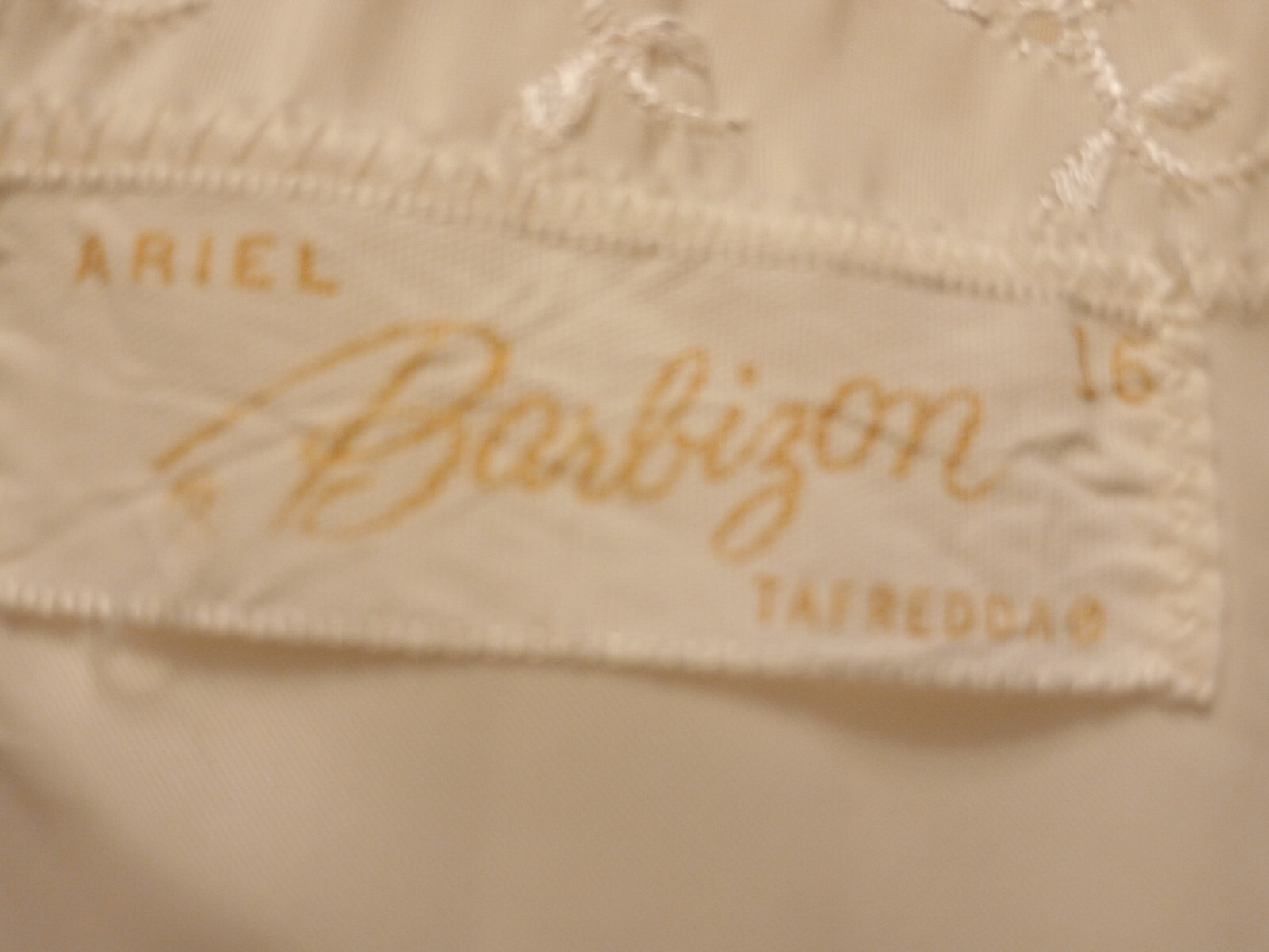 VTG 50-60’s „Ariel by Barbizon” Ivory Tafredda with Nylon Side Zip Full Slip 16