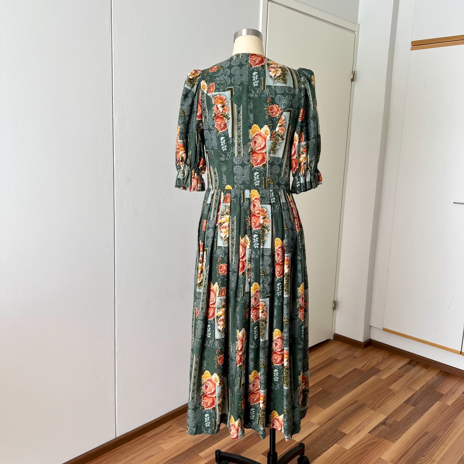 1980s Vintage German Dirndl Dress Floral Bavarian Folk Puff Sleeves Midi EU 40