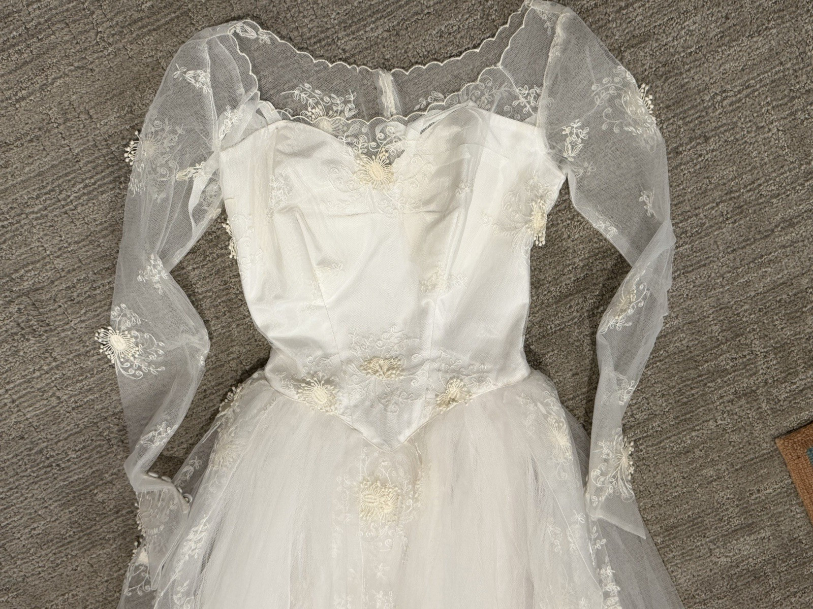 VINTAGE IVORY WEDDING DRESS XS TULLE LACE EMBROIDERY BUTTONS LAYERED FAIRYTALE