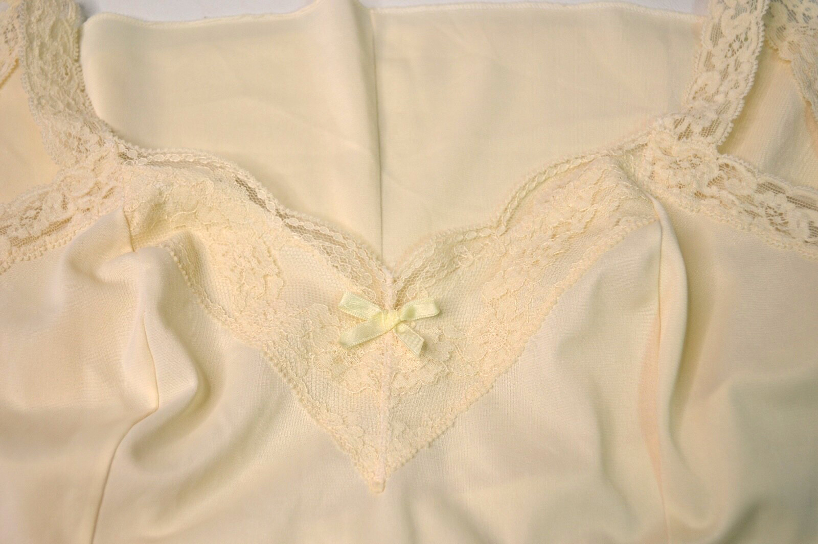 Sz Small Vintage Olga Nylon Camisole Lace Trim & Straps Ivory Beige Style # 925