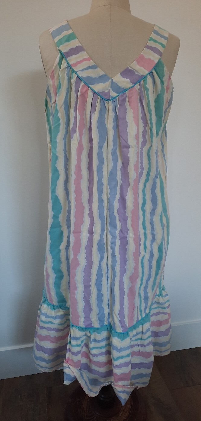 VTG TV Loungers Dress Muumuu Size M Sleeveless V-Neck Below Knee Ruffle Pocket