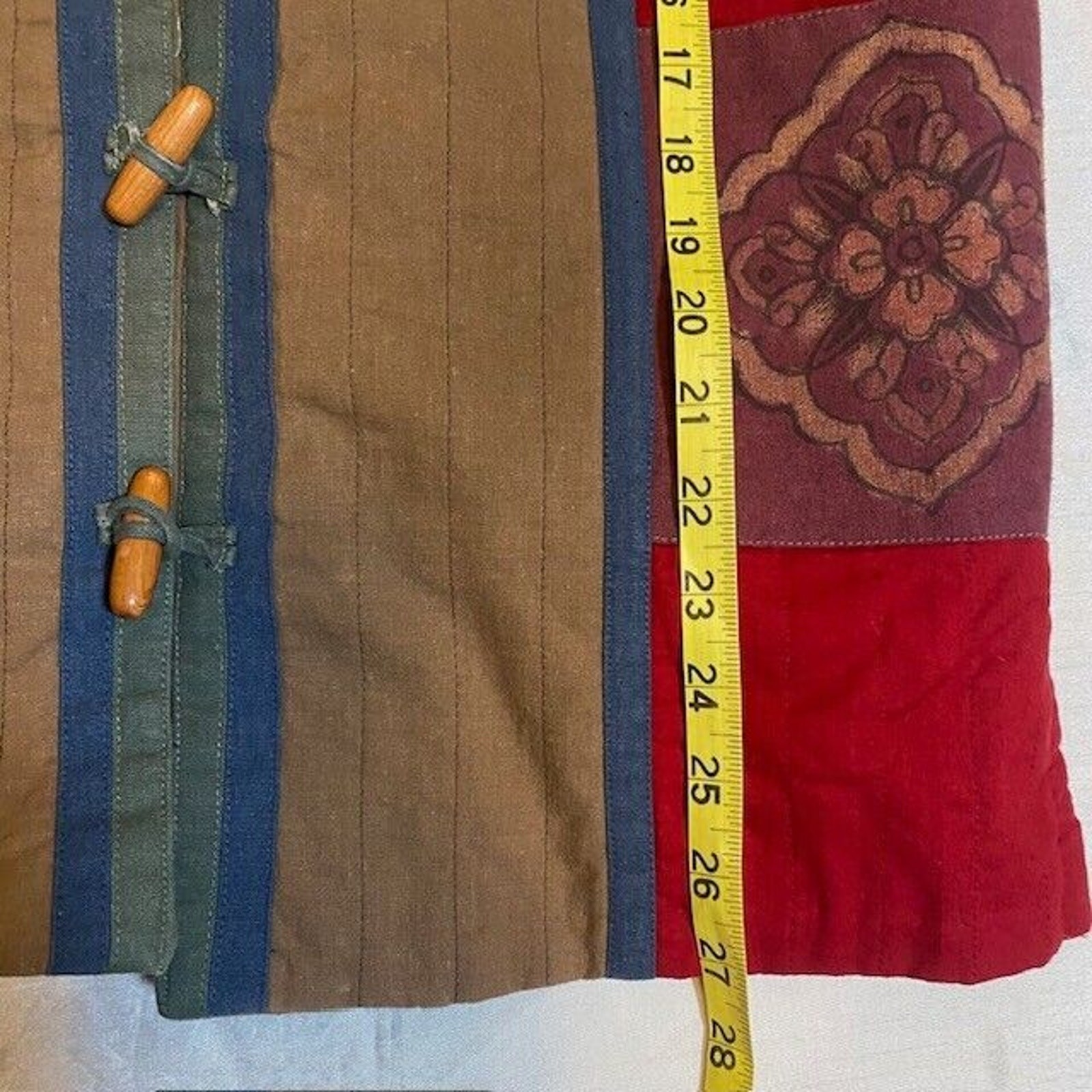 Quilted Womens Medium Blanket Jacket Coat Wood Buttons Red Multicolor Vneck