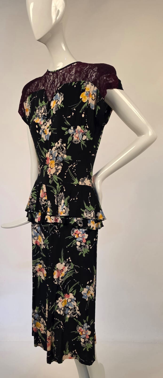 1940’S FLORAL BOUQUET PRINT RAYON DRESS W CRANBERRY LACE TOP + PEPLUM WAISTLINE