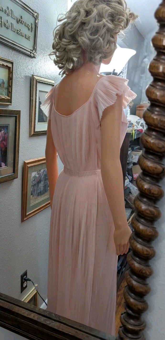 Vtg Vanity Fair „Coquette” pleated negligee, rare color~lite apricot/ peach