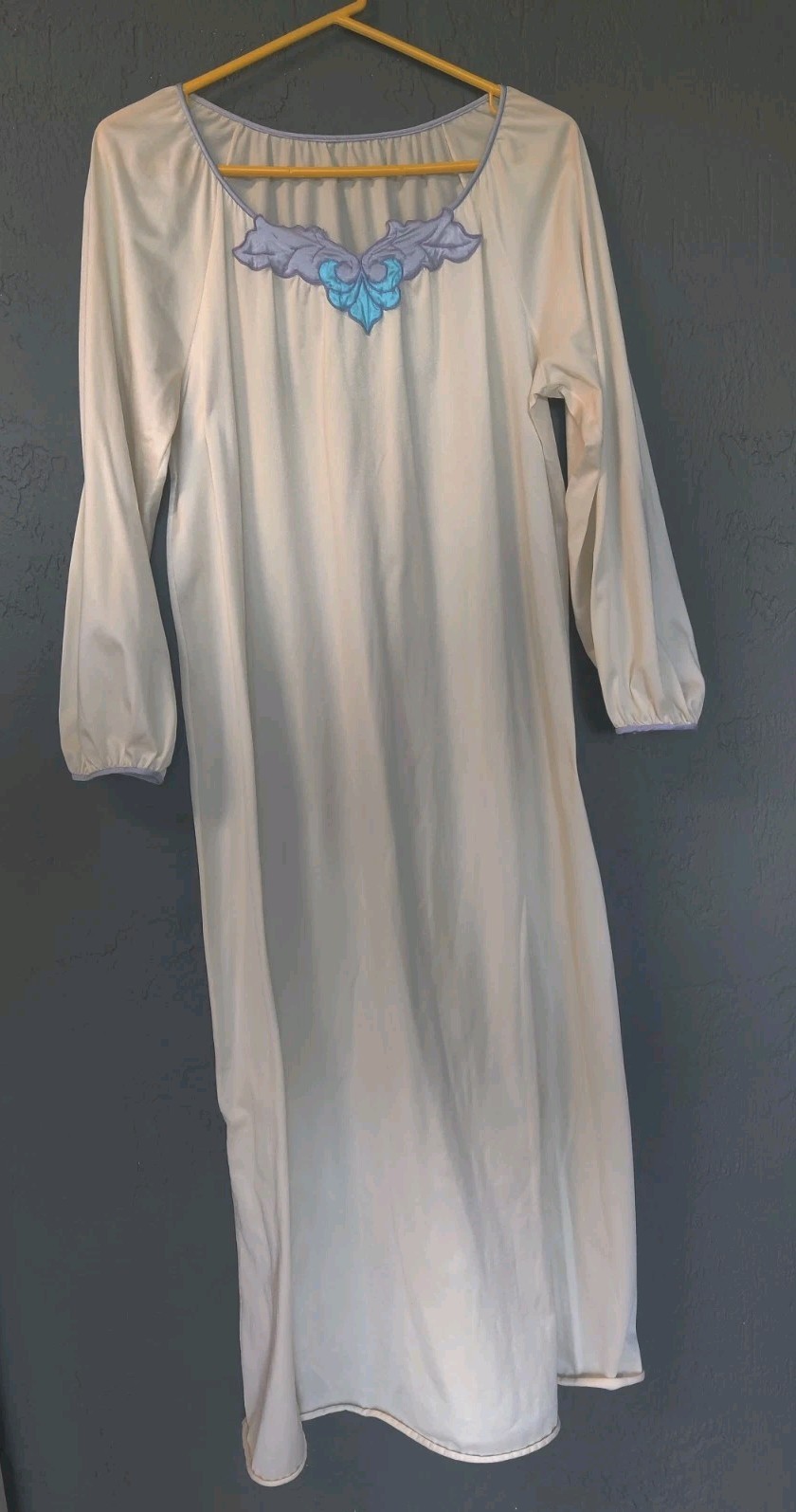 Vintage 1980’s Vanity Fair Nightgown Full Length Nightgown Med Art Deco *Read