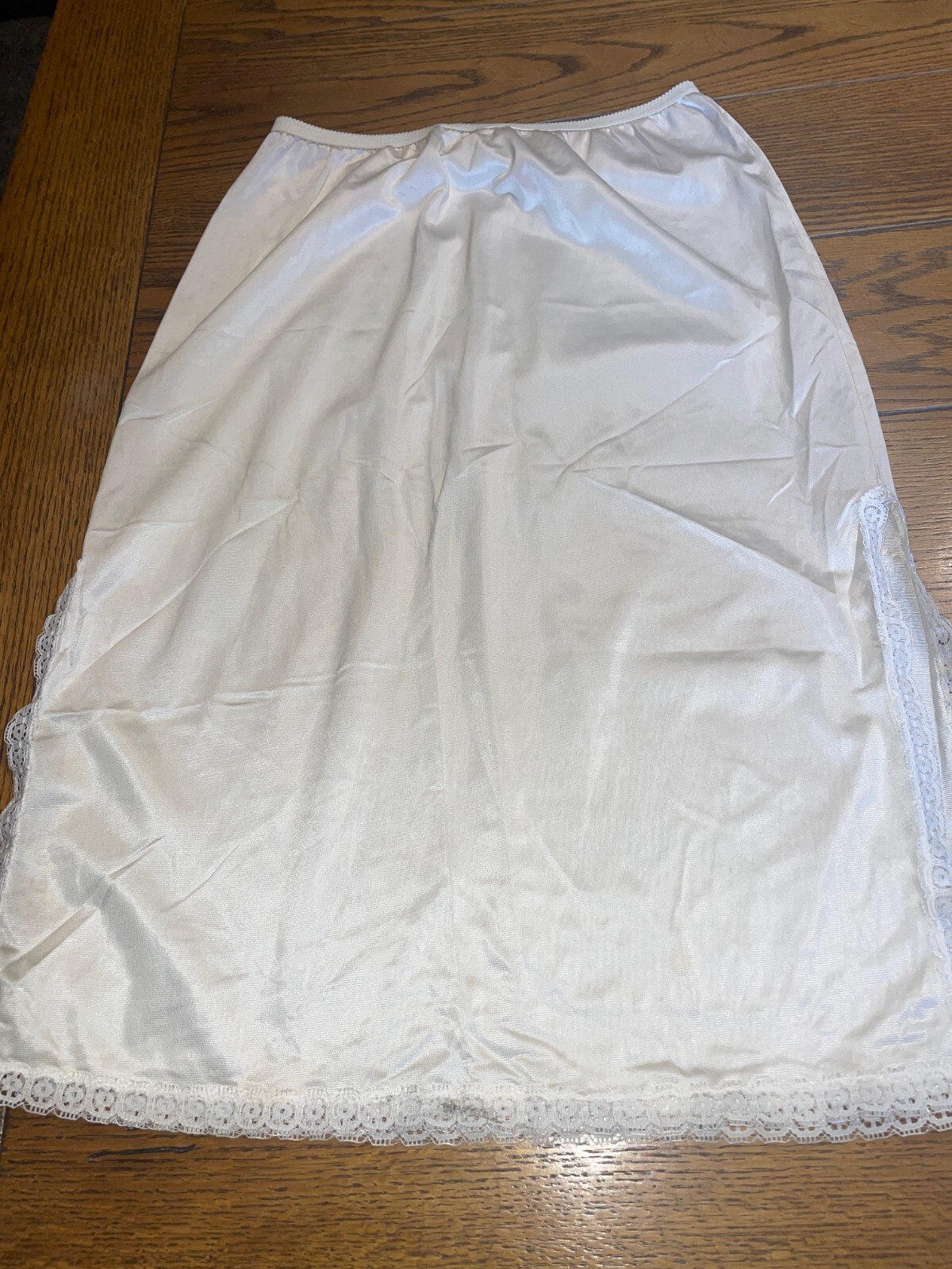 Komar Off White Nylon Ladies Side Slits Half Slip – Women’s Size S Average 25″