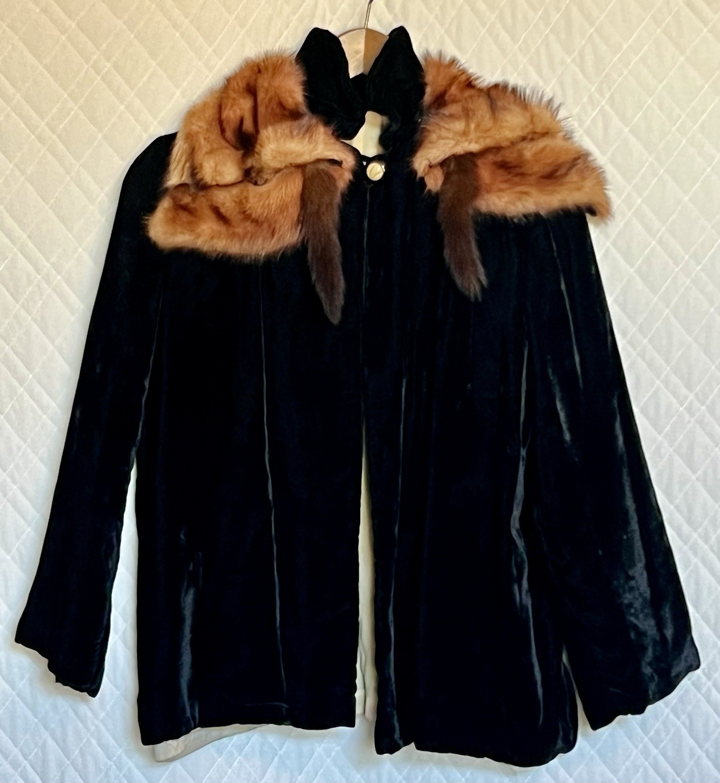 VICTORIAN Black velvet jacket with reddish~brown fox collar; very soft/cool!