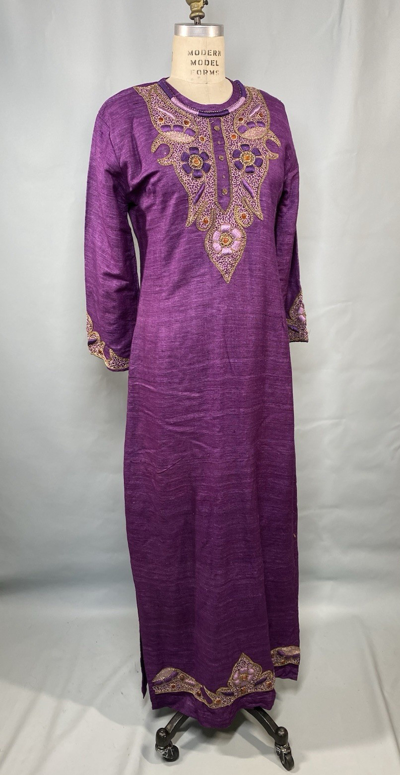 vintage ethnic dress embroider traditional SIZE MEDIUM purple silk INDIA Caftan